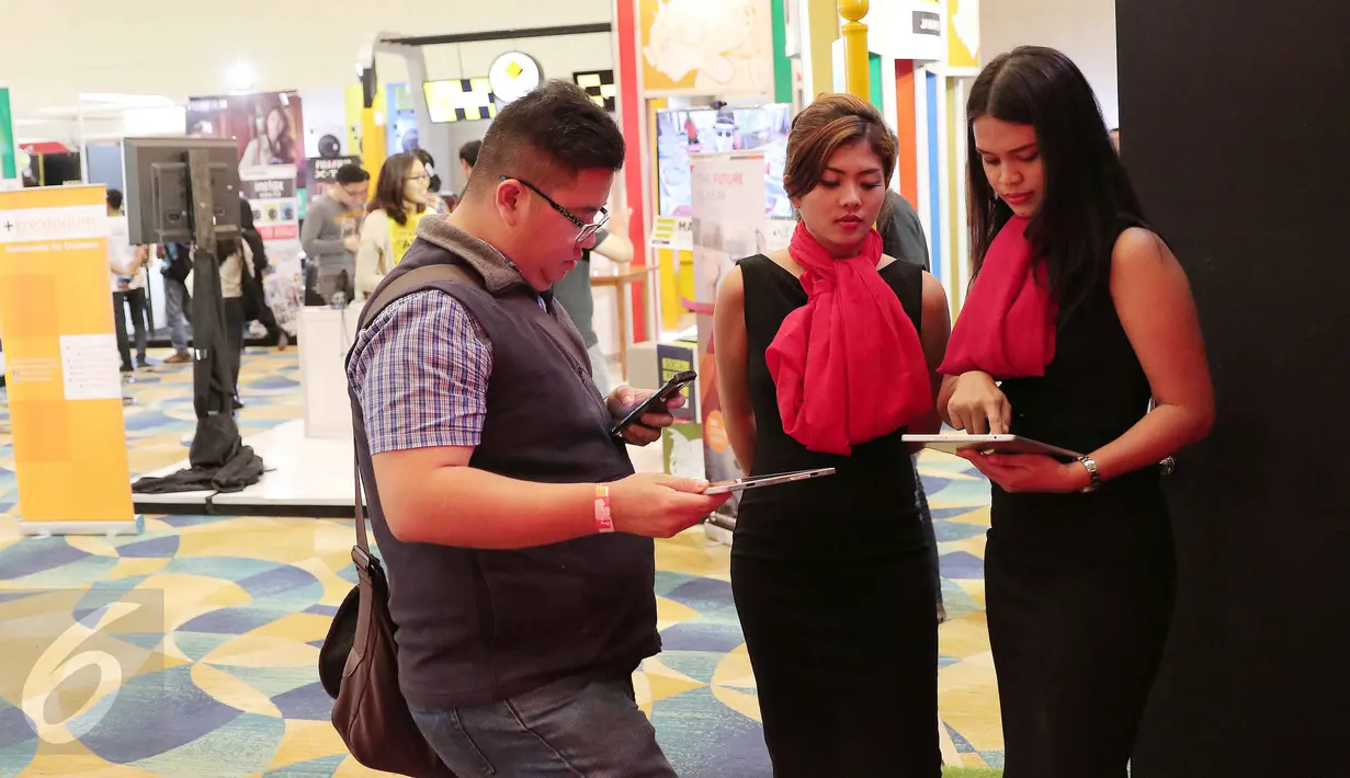 Pengunjung menyaksikan teknologi terbaru saat Social Media Week 2016 di Senayan City, Jakarta, Jumat (26/2). Ajang tersebut bertujuan untuk memberikan pengetahuan terbaru dalam teknologi serta memanfaatkan dunia social media.(Liputan6.com/Angga Yuniar)