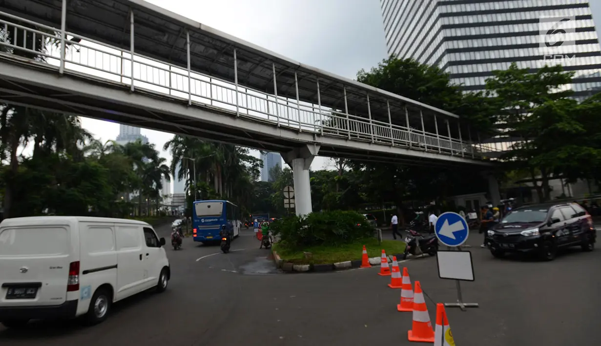 Kendaraan melintas saat uji coba sistem satu arah di kawasan Dukuh Bawah atau sekitar Landmark Setiabudi, Jakarta, Rabu (13/2). Dishub DKI menguji coba sistem satu arah (SSA) dari Sudirman ke Dukuh Bawah hingga 26 Februari 2019. (Merdeka.com/Imam Buhori)