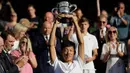 Petenis Taiwan Tseng Chun Hsin mengangkat trofi usai mengalahkan Jack Draper dari Inggris di final tunggal putra Kejuaraan Tenis Wimbledon Junior di London, (15/7). Tseng kini berperingkat 601 di tingkat senior. (AP Photo/Ben Curtis)