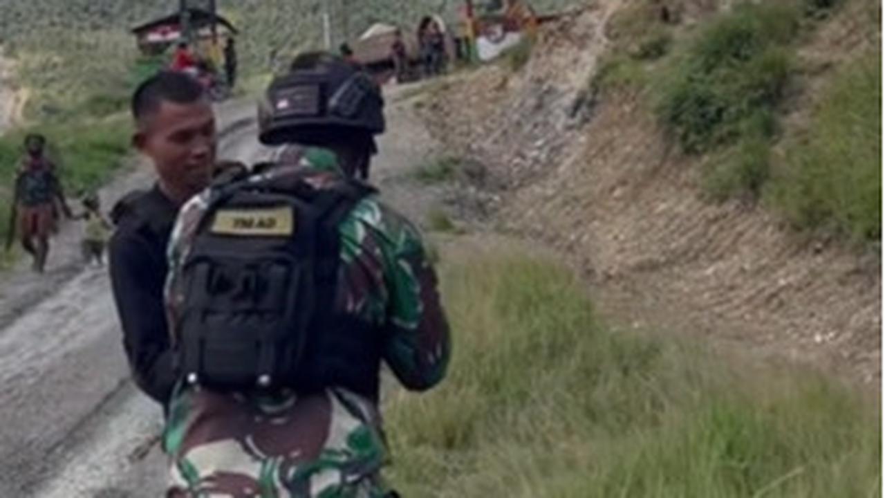 Menurut informasi, sang kakak hampir usai masa tugasnya di Papua dan akan pindah tugas.