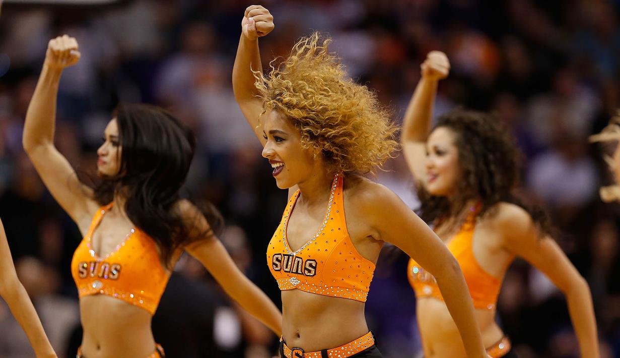Phoenix Suns Cheerleaders saat beraksi pada laga NBA di Talking Stick Resort Arena, AS. (AFP/Christian Petersen/Getty Images)