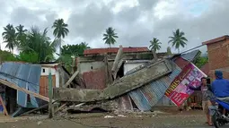 Pemandangan umum menunjukkan rumah rusak di Majene sehari setelah gempa bumi magnitudo 6,2 mengguncang Sulawesi Barat, Sabtu (16/1/2021). Petugas Badan Penanggulangan Bencana Daerah (BPBD) masih mendata jumlah kerusakan dan korban akibat gempa bumi tersebut. (Aswan APRIANTO/AFP)
