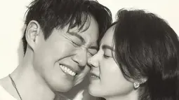 Wajah Han Ga In dan Yeon Jung Hoon saling berdekatan memejamkan mata, dan memamerkan gummy smile. (Foto: Instagram/ hangaingagari)