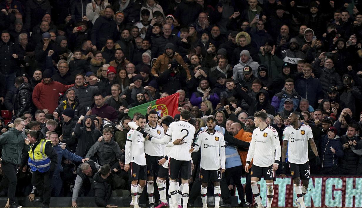 Bruno Fernandes dari Manchester United (tengah kiri) berselebrasi dengan rekan setimnya setelah mencetak gol ke gawang Nottingham Forest pada emifinal leg pertama Piala Liga Inggris, Kamis (26/1/2023).  Manchester United menang telak atas Nottingham Forest dengan skor 3-0. (Tim Goode/PA via AP)