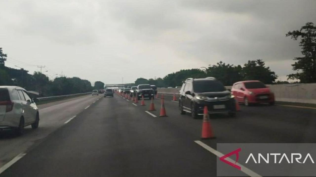 Petugas Terapkan Contraflow Tol Japek KM 70-47 Antisipasi Kepadatan Arus Balik Lebaran