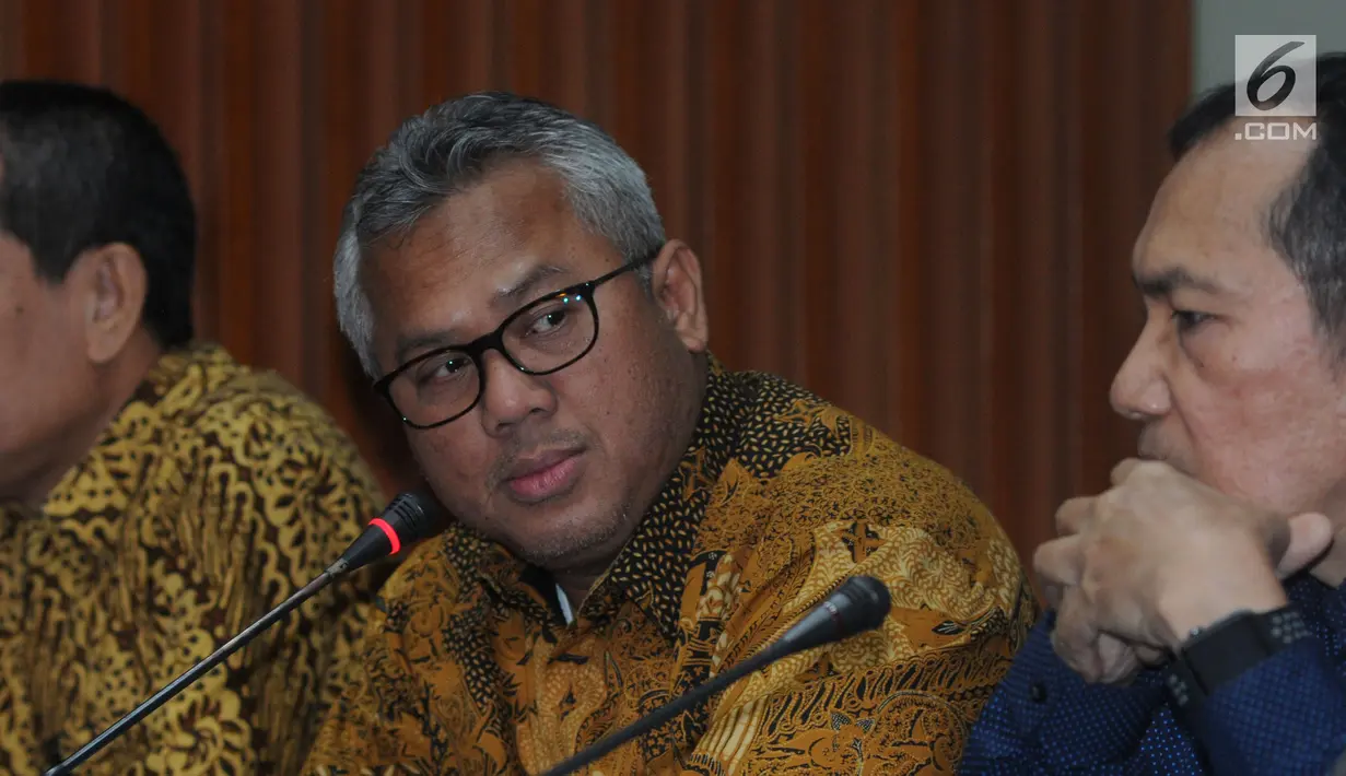 Ketua KPU Arief Budiman (kiri) dan Wakil Ketua KPK Saut Situmorang (kanan) memberi keterangan terkait kerja sama LHKPN di Gedung KPK, Jakarta, Senin (8/4). KPU menegaskan para caleg harus menyerahkan laporan kekayaan mereka bila terpilih. (merdeka.com/Dwi Narwoko)