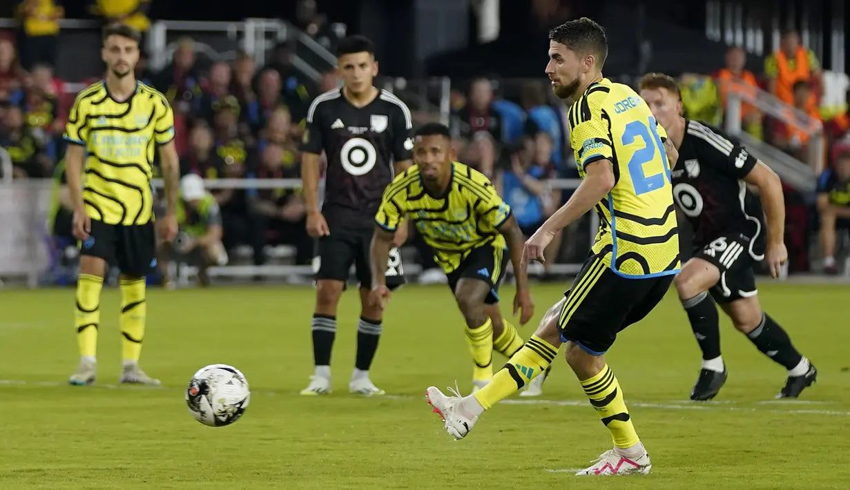 Gelandang Arsenal, Jorginho mencetak gol ketiga timnya ke gawang MLS All-Stars melalui eksekusi penalti pada laga pramusim 2023/2024 di Washington DC, Amerika Serikat, Kamis (20/7/2023) pagi WIB. (AP Photo/Alex Brandon)