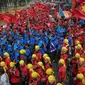 Ribuan buruh dari berbagai serikat, membawa bendera organisasi saat unjuk rasa di depan Istana Negara, Jakarta, Kamis (15/10). Aksi mereka untuk menyatakan penolakan terhadap paket kebijakan ekonomi jilid IV. (Liputan6.com/Faizal Fanani)