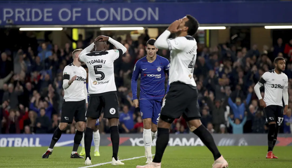 Pemain Derby County tampak kecewa usai ditaklukkan Chelsea pada Piala Liga Inggris di Stadion Stamford Bridge, Kamis (1/112018). Chelsea menang 3-2 atas Derby County. (AP/Nick Potts)