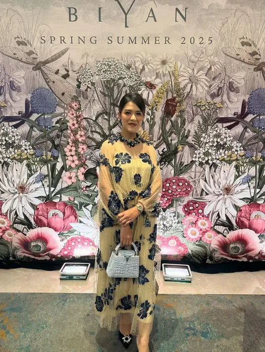 Kahiyang Ayu hadir di fashion show Biyan dengan maxi dress tulle lengan panjang memiliki aksen bunga warna navy. Ia pun membawa handbag biru Louis Vuitton Crocodilian Brillant warna biru muda. Tas dari kulit eksotis ini diperkirakan harganya mencapai Rp480 juta-an. [@ayanggkahiyang].