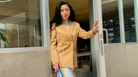 Kesan feminin bisa kamu dapatkan dengan mengenakan blazer warna kuning bersama dress warna pastel. (Instagram/Rachel Vennya).