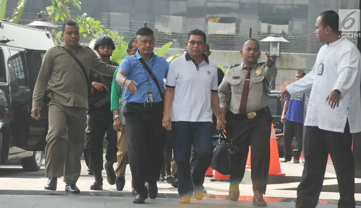 Ketua Komis‎i B DPRD Jawa Timur, Mochammad Basuki dikawal petugas untuk menjalani pemeriksaan di gedung KPK, Jakarta (6/6). KPK melancarkan Operasi Tangkap Tangan (OTT) di daerah Jawa Timur. (Liputan6.com/Helmi Afandi)