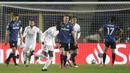 Bek Real Madrid, Ferland Mendy (tengah) melakukan selebrasi usai mencetak gol ke gawang Atalanta dalam laga leg pertama babak 16 Besar Liga Champions 2020/21 di Gewiss Stadium, Bergamo, Rabu (24/2/2021). Real Madrid menang 1-0 atas Atalanta. (AP/Luca Bruno)