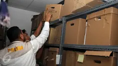 Penyidik Dittipikor Bareskrim Polri kembali menggeledah kantor SKK Migas, Jakarta, Senin (22/6). Penyidik menyita barang bukti berupa dokumen dari lelang penawaran langsung wilayah kerja minyak dan gas bumi East Bontang. (Liputan6.com/Helmi Afandi)