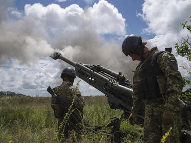 Tentara Ukraina menembaki posisi Rusia menggunakan howitzer M777 pasokan Amerika Serikat di wilayah Kharkiv, Ukraina, 14 Juli 2022. Invasi Rusia ke Ukraina telah memasuki hari ke-141. (AP Photo/Evgeniy Maloletka)