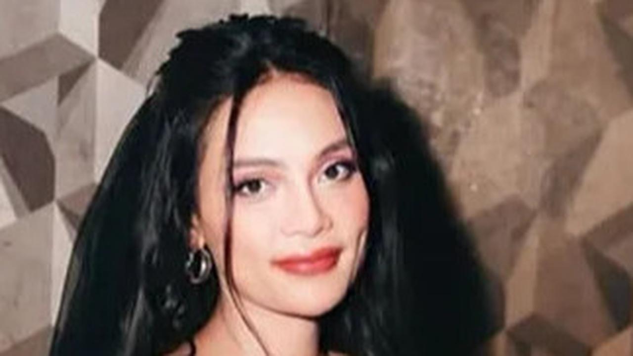 8 Potret Erika Carlina Temani DJ Bravy Manggung di Pestapora, Begini Momen di Backstage