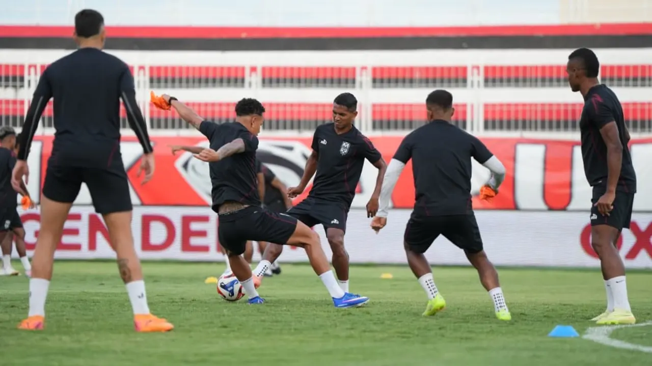 Para pemain Malut United sedang berlatih