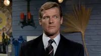 Roger Moore memerankan James Bond (BBC)