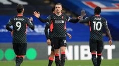 Gelandang Liverpool, Jordan Henderson, merayakan gol yang dicetaknya ke gawang Crystal Palace pada laga lanjutan Liga Inggris di Selhurst Park Stadium, Sabtu (19/12/2020) malam WIB. Liverpool menang 7-0 atas Crystal Palace. (AFP/Adam Davy/pool)