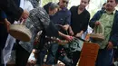 Proses penaburan bunga di makam Pak Raden di TPU Jeruk Purut, Jakarta, Sabtu (31/10/2015). Pak Raden menghembuskan napas terakhirnya di Rumah Sakit Pelni Jakarta pada pukul 22.20 WIB, Jumat (30/10/2015).(Liputan6.com/Herman Zakharia)