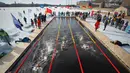 Para peserta mengambil bagian dalam kompetisi renang di air es dari sungai Neva selama Big Neva Cup of Ice Swimming di St.Petersburg, Rusia, 2 Maret 2019. Sekitar 150 dari 12 negara mengikuti kompetisi renang dengan suhu - 6 C. (AP/Dmitri Lovetsky)