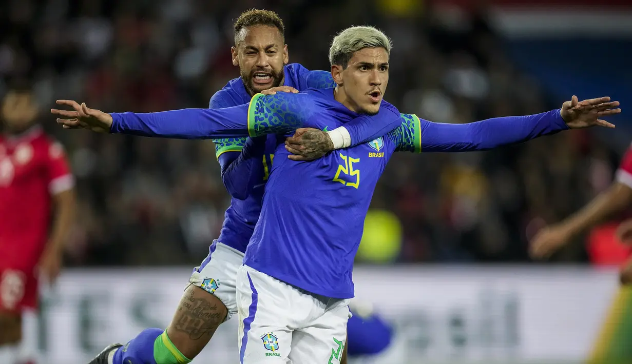 Pada babak kedua Brasil menambah satu gol lagi pada menit ke-74 lewat aksi Pedro. Sepakan setengah volinya di depan gawang Tunisia gagal diantisipasi kiper Aymen Damhen. Hingga laga usai skor 5-1 tetap bertahan. (AP/Christophe Ena)