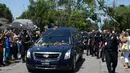 Setelah hampir seharian mengelilingi kota, jenazah lantas dibawa ke peristirahatan terakhirnya di Cave Hill, Cemetery, Louisville, Amerika Serikat pada Jumat (10/6) waktu setempat untuk dimakamkan. (AFP/Bintang.com)