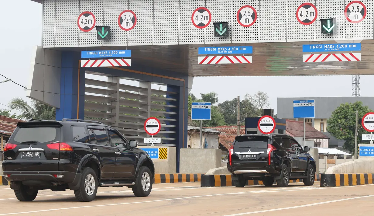 Kendaraan melintasi jalan Tol Kunciran-Serpong di Gerbang Tol Parigi, Tangerang Selatan, Jumat (6/12/2019). Ruas tol sepanjang 11,1 km tersebut diharapkan bisa memudahkan perjalanan masyarakat yang berasal dari arah Serpong menuju Bandara Soekarno Hatta, Cengkareng. (Liputan6.com/Angga Yuniar)
