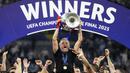 Pelatih PSG, Luis Enrique mengangkat trofi Liga Champions 2024/2025 setelah berhasil mengalahkan Inter Milan dalam laga final yang berlangsung di Allianz Arena, Munchen, Jerman, Minggu (01/06/2025) dini hari WIB. (AP Photo/Matthias Schrader)