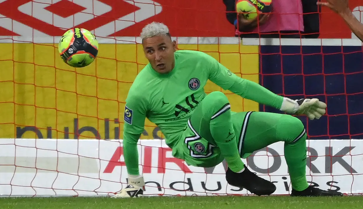 Keylor Navas. Di samping lini pertahanan, Newcastle juga membutuhkan sosok kiper tangguh untuk mengawal gawang dari gempuran para striker lawan. Kiper PSG ini dinilai layak untuk mengemban tugas tersebut, apalagi perannya mulai tergeser usai kedatangan Gianluigi Donnarumma di PSG. (AFP/Franck Fife)