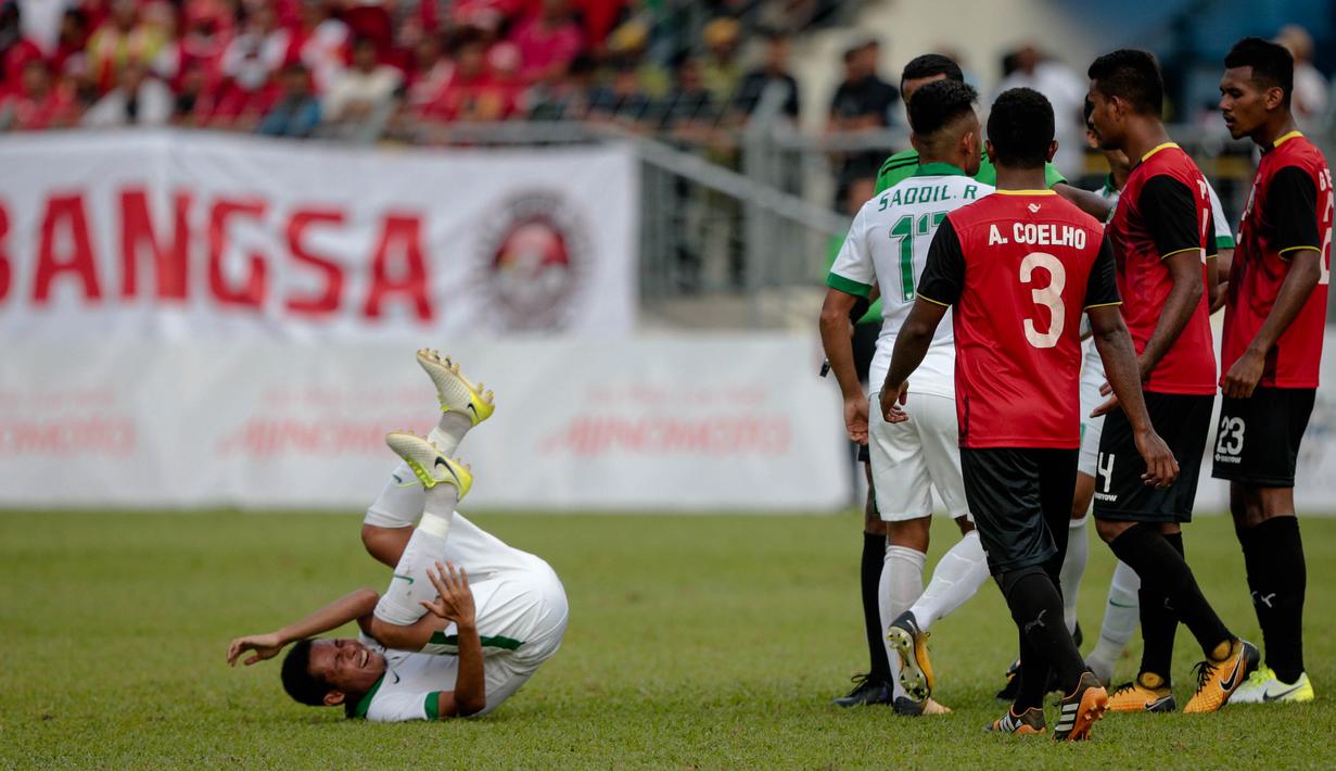 Evan Dimas terjatuh saat kericuhan terjadi pada laga ketiga Grup B SEA Games 2017 antara Timor Leste melawan timnas Indonesia U-22 di Selayang Stadium, Minggu (20/8/2017). (Liputan6.com/Faizal Fanani)
