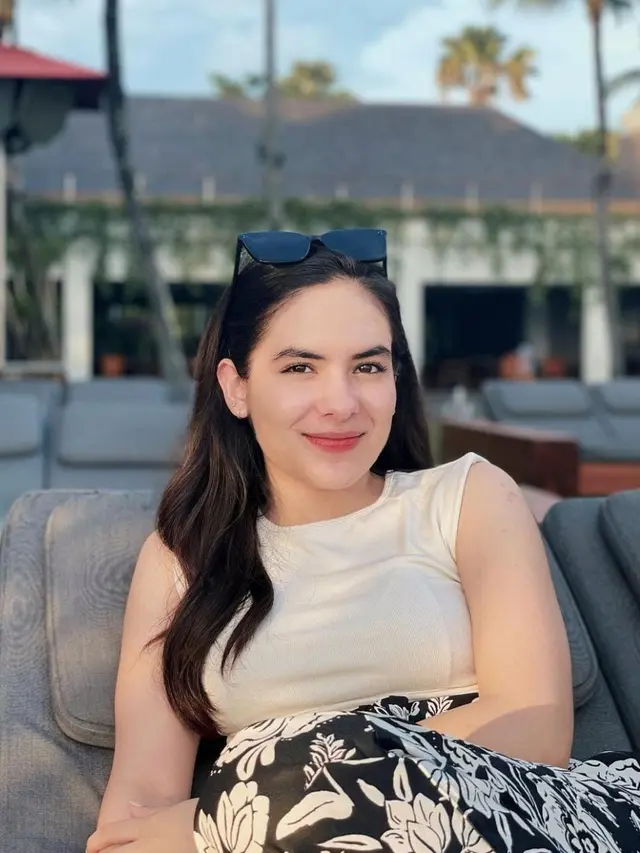 Outfit Steffi Zamora saat Mengenakan Pakaian Tanpa Lengan