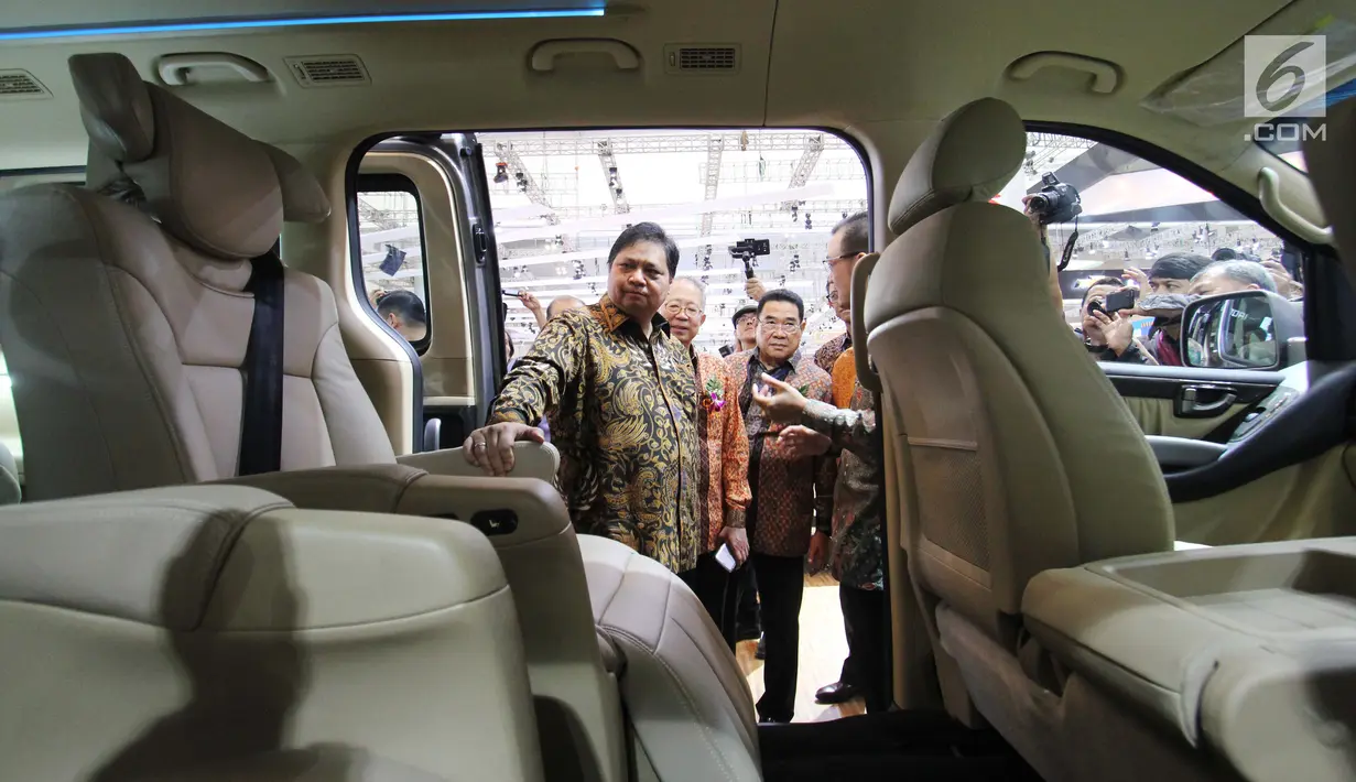 Menteri Perindustrian Airlangga Hartarto meninjau mobil yang dipamerkan dalam ajang GIIAS 2017 di ICE BSD City Tangerang, Kamis (10/8). Pameran kendaraan penumpang dan komersial terakbar ini berlangsung pada 10 - 20 Agustus. (Liputan6.com/Angga Yuniar)