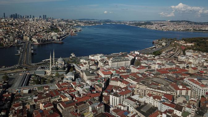 Pandangan udara yang diambil pada 2 Mei 2020 menunjukkan pemandangan selat Bosphorus selama penerapan jam malam tiga hari untuk mencegah penyebaran covid-19 di Istanbul. (Photo by Ozan KOSE / AFP)