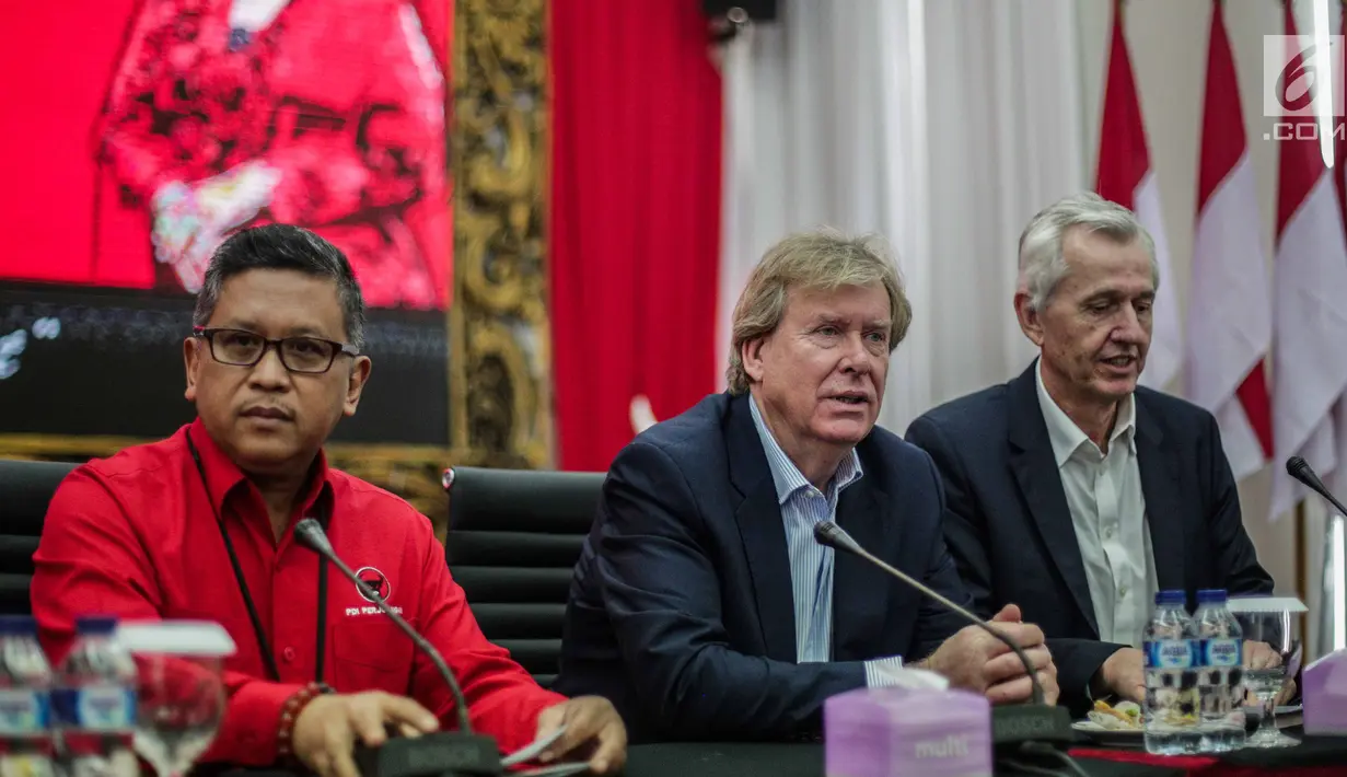 Sekjen DPP PDIP Hasto Kristiyanto (kiri) bersama delegasi Partai Konservatif Inggris Simon Burns dan Nick De Bois di Kantor DPP PDIP, Menteng, Jakarta, Selasa (19/2). Pertemuan membahas isu-isu aktual. (Liputan6.com/Faizal Fanani)