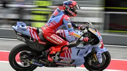 Sejumlah pembalap mulai mengikuti sesi latihan bebas pertama. Tampak dalam foto, pembalap Gresini Racing MotoGP, Marc Marquez keluar pit lane saat latihan bebas pertama MotoGP Grand Prix Malaysia di Sirkuit Internasional Sepang, 1 November 2024. (MOHD RASFAN/AFP)