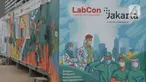 Poster Laboratorium Container (lab Con) COVID-19 RSKD Duren Sawit, Jakarta, Kamis (18/6/2020). Pemprov DKI memiliki 4 lab pemeriksaan PCR COVID-19, Labkesda, RSUD Tarakan, Lab Con RSUD Paasar Minggu, Lab Con RSKD Duren Sawit. (merdeka.com/Imam Buhori)