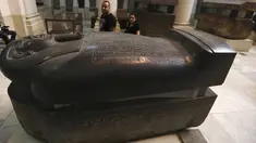 Wisatawan saat melihat sebuah artefak yang berada di museum Mesir, Kairo, Selasa (20/10/2015). Museum ini adalah rumah bagi koleksi antik bangsa Mesir kuno dan memiliki 120.000 koleksi. (REUTERS/Mohamed Abd El Ghany)