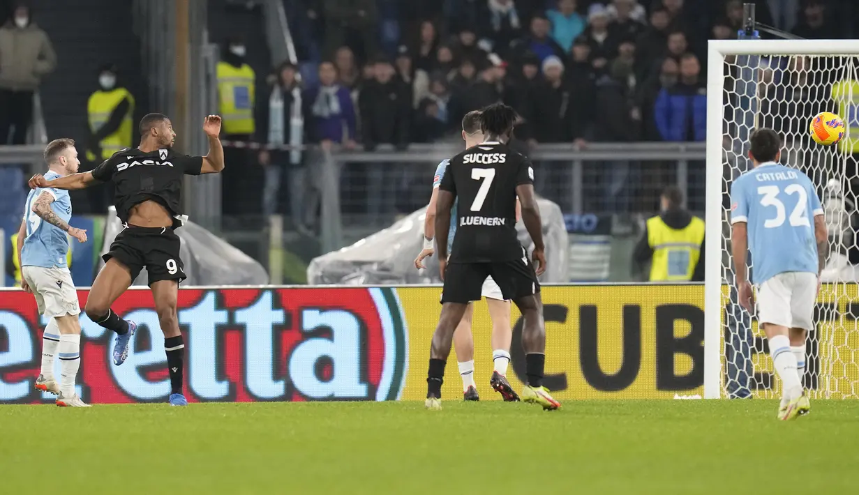 Udinese berhasil mencuri gol terlebih dahulu untuk memimpin 1-0 melalui gol tandukan Beto pada menit ke-18. Ia berhasil memanfaatkan umpan yang dilepaskan Mato Jajalo. (AP/Gregorio Borgia)