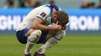 Striker dan kapten Inggris Harry Kane tertunduk lesu setelah pertandingan perempat final Piala Dunia 2022 melawan Prancis di Stadion Al Bayt, Al Khor, Qatar, Minggu, 11 Desember 2022. Kane gagal mengeksekusi penalti dan Inggris kalah 1-2 dari Prancis. (AP Photo/Frank Augstein)