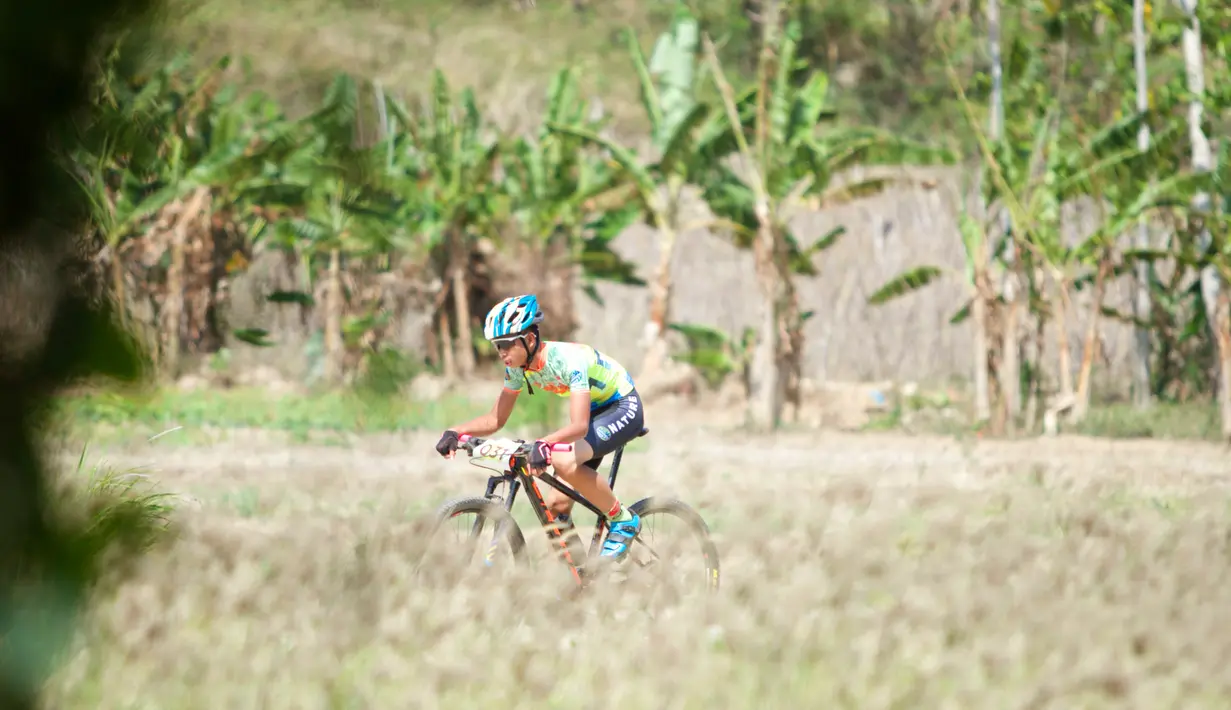 Pebalap sepeda mengikuti kejuaraan Mountain Bike Cross Country Marathon (MTB XCM) di Kawasan Tanjung Lesung, Pandeglang, Banten, Sabtu (29/9). Perhelatan ini dimanfaatkan untuk ajang promosi destinasi pariwisata di Tanjung Lesung. (Liputan6.com/HO/Nick)