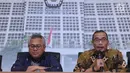 Komisioner KPU, Hasyim Asy’ari (kanan) membacakan rilis pembatalan 11 parpol peserta Pemilu 2019 untuk DPRD Provinsi dan beberapa DPRD Kabupaten/Kota karena tidak menyerahkan laporan awal dana kampanye, Jakarta, (21/3). (Liputan6.com/Helmi Fithriansyah)
