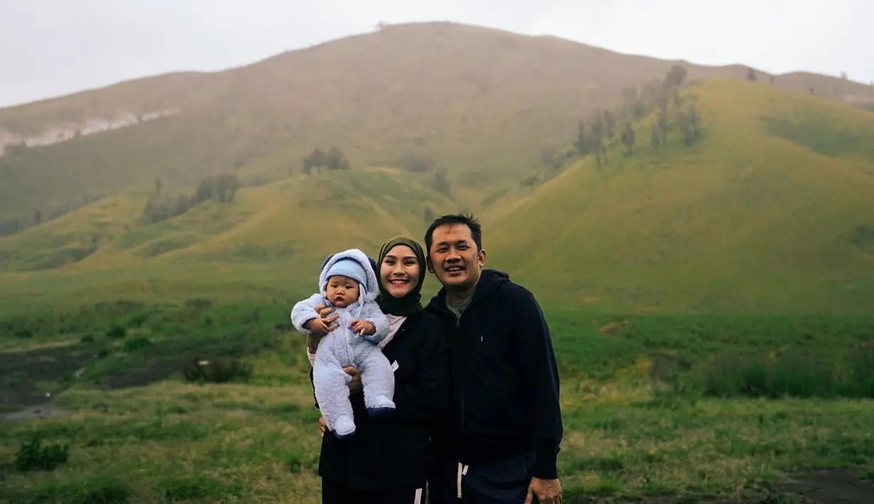 "Alhamdulillah @hanungbramantyo sudah negatifff!! Pas akhirnya bisa peluk, lucu banget @bhajkama malah langsung getokin kepala bapaknya pakai sendok karena selama ini dia cuma bisa di PHP in, dipanggil-panggil, bayi nangis minta gendong tapi nggak bisa gendong," tuturnya. (Instagram/hanungbramantyo)