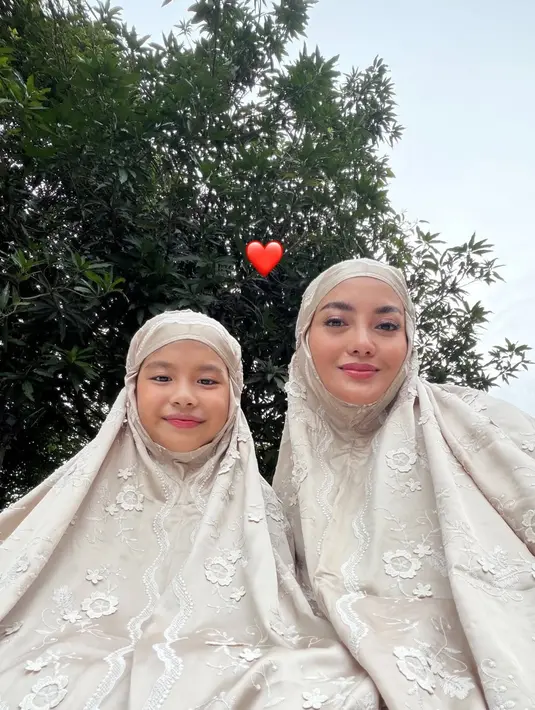 Ririn Ekawati tak kalah cantik dengan wajah nyaris bare face saat Sholat Ied. Kembaran mukena dengan sang putri, Ririn pulas wajahnya dengan makeup minimalis [@ririnekawati]