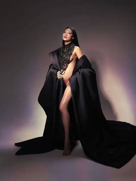 Bernuansa hitam, Patricia Gouw kenakan beads collar yang panjang dan outer besar yang terlihat grande [@patriciagouw]