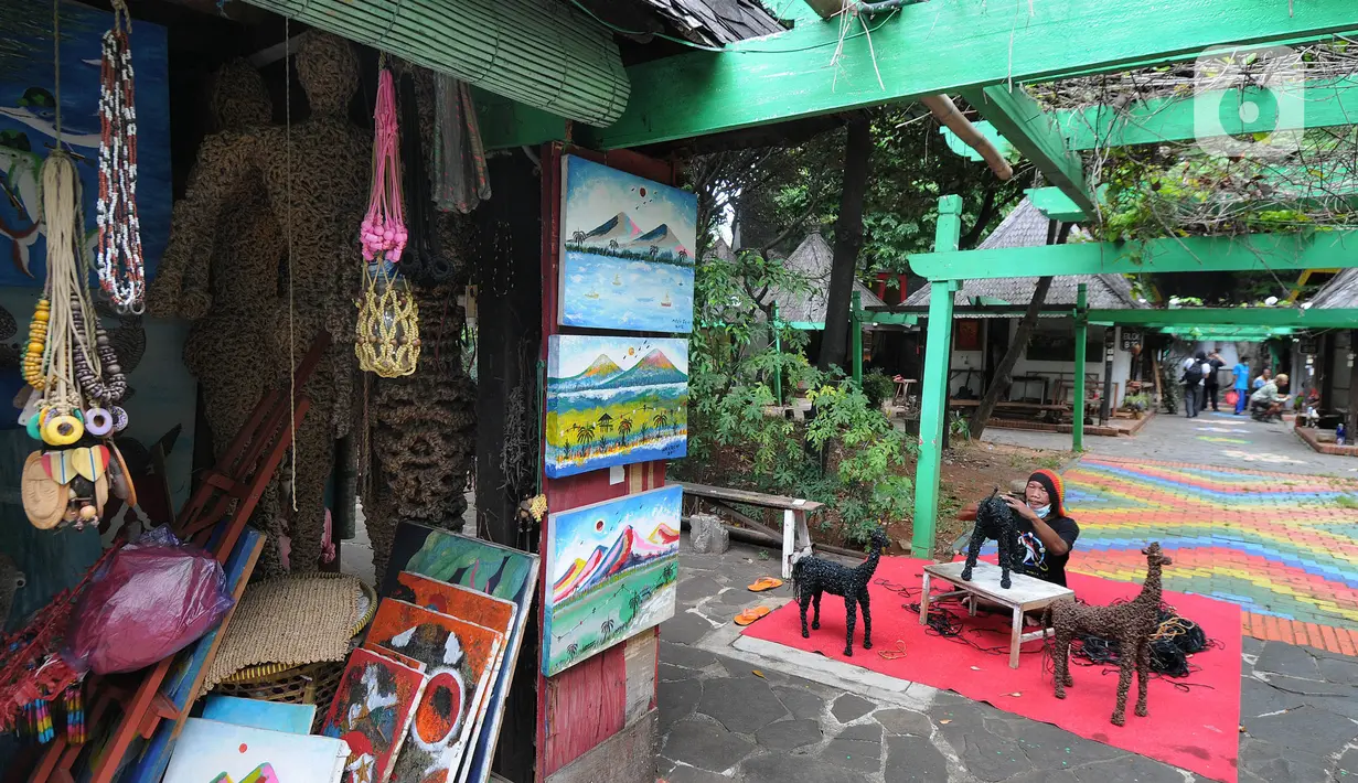 Seniman menyelesaikan karya instlasinya  di Pasar Seni Ancol, Jakarta, Rabu (24/11/2021). Paska pandemi yang berlangsung dua tahun, sejumlah seniman di Pasar Seni Ancol mulai beraktifitas menjadikan karya-karyanya sebagai sumber daya hidup mereka. (merdeka.com/Arie Basuki)