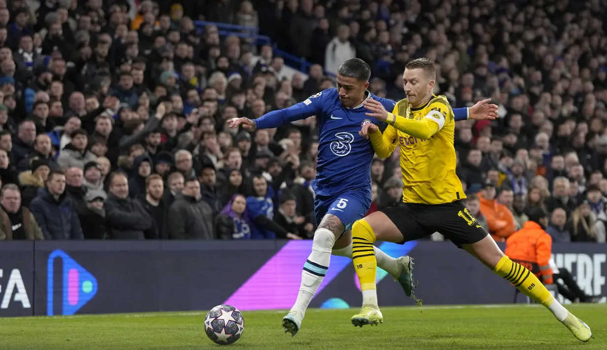 <p>Gelandang Chelsea, Enzo Fernandez berusaha melewati gelandang Borussia Dortmund, Marco Reus selama pertandingan babak 16 besar Liga Champions di Stamford Bridge, London, Rabu (8/3/2023).Chelsea menang atas Dortmund dengan skor 2-0 dan melaju ke perempatfinal dengan agregat 2-1. (AP Photo/Alastair Grant)</p>