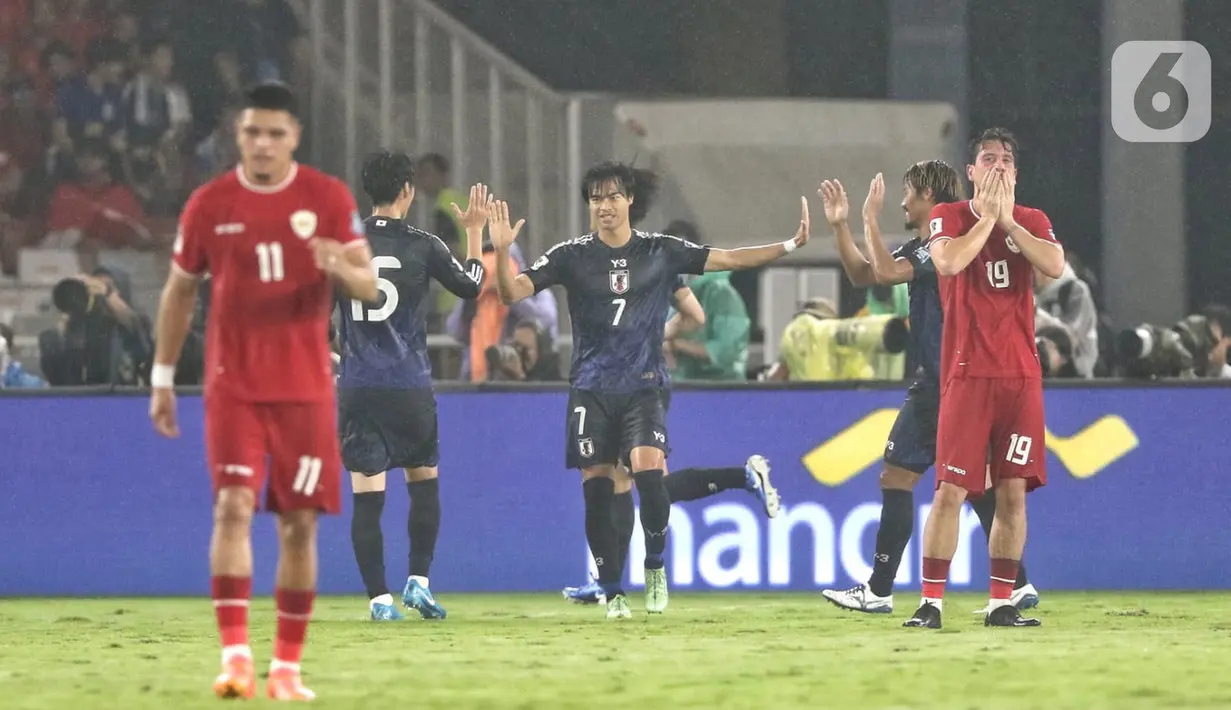 Pemain timnas Jepang, Kauro Mitoma (tengah) merayakan gol saat melawan Indonesia pada Matchday 5 Grup C putaran ketiga kualifikasi Piala Dunia 2026 zona Asia di Stadion Utama Gelora Bung Karno, Jakarta, Jumat (15/11/2024). (Liputan6.com/Angga Yuniar)