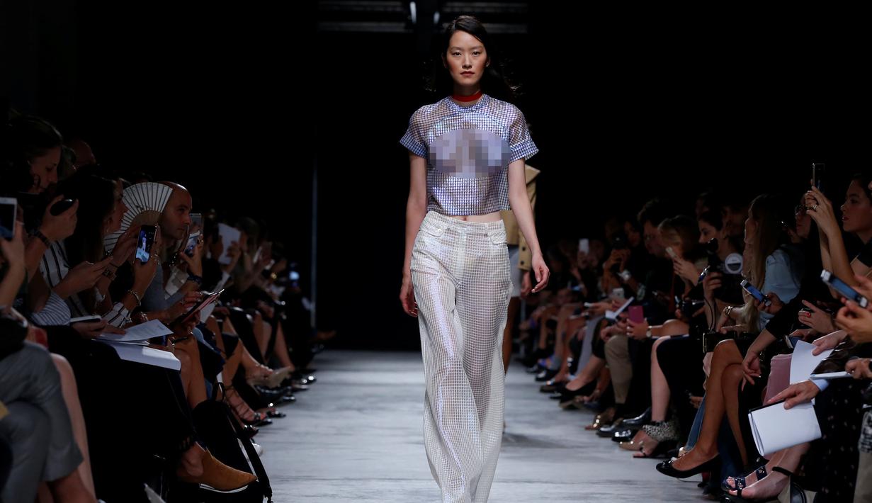 Model berjalan di catwalk memperagakan busana koleksi Spring/Summer 2017 karya desainer Amerika Adam Andrascik untuk rumah mode Guy Laroche selama Fashion Week di Paris (28/9). (REUTERS/Gonzalo Fuentes)