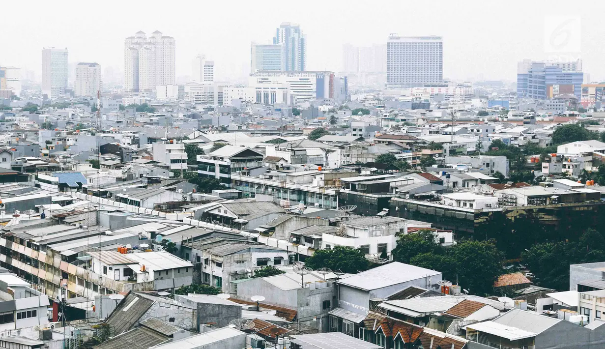 Pemandangan permukiman dan perkantoran dilihat dari kawasan Mangga Dua Jakarta, Kamis (8/11). Berdasarkan survei Euromonitor International, Jakarta akan menjadi kota paling padat di dunia pada 2030. (Liputan6.com/Immanuel Antonius)